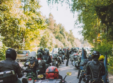 Пригласили мотоциклиста на субботник в интернат, а приехали сто байкеров: колонна мотоциклистов из Санкт-Петербурга в 11 раз едет к детям-сиротам